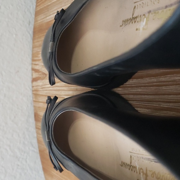 SALVATORE FERRAGAMO Classic Vara Black/Black Patent Bow Pump - Picture 10 of 12